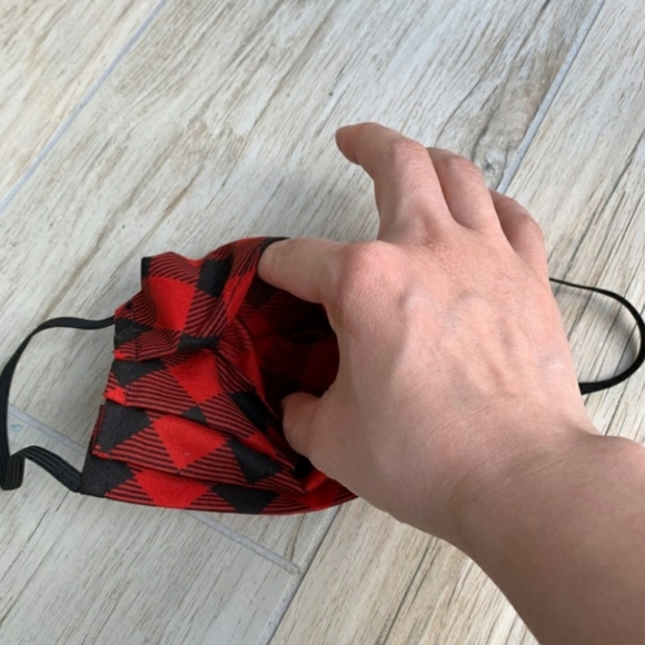 Resuable face mask with filter pocket - Picture 2 of 4